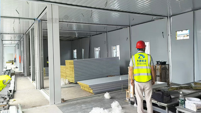 工地集裝箱房安裝-深圳工地辦公區集裝箱房屋